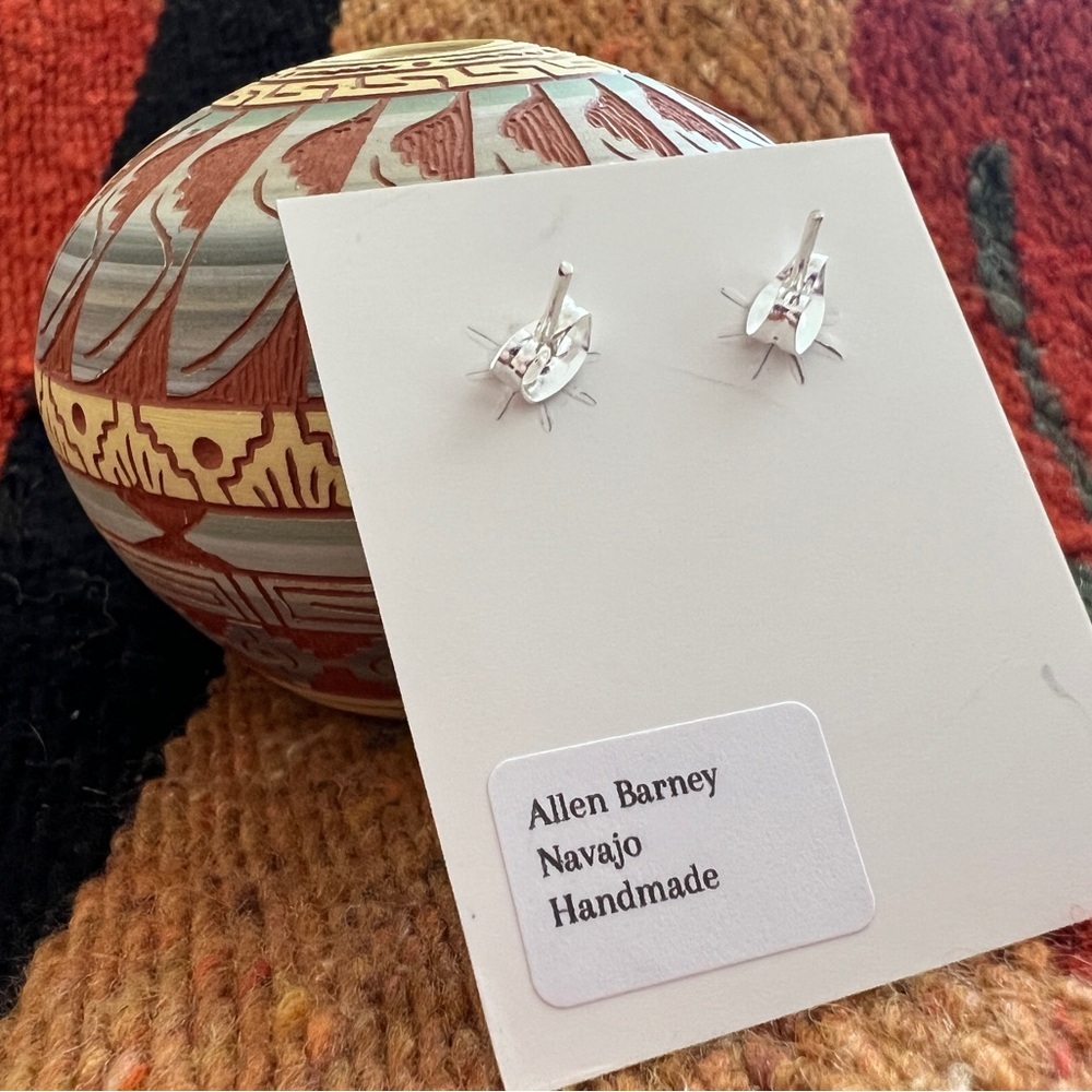❤️ Native Signed “Allen Barney” White Buffalo Feather Half Hoop 925 Earrings - Picture 3 of 10